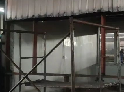 工字钢夹钳参与彩钢房钢板吊装和安装工作